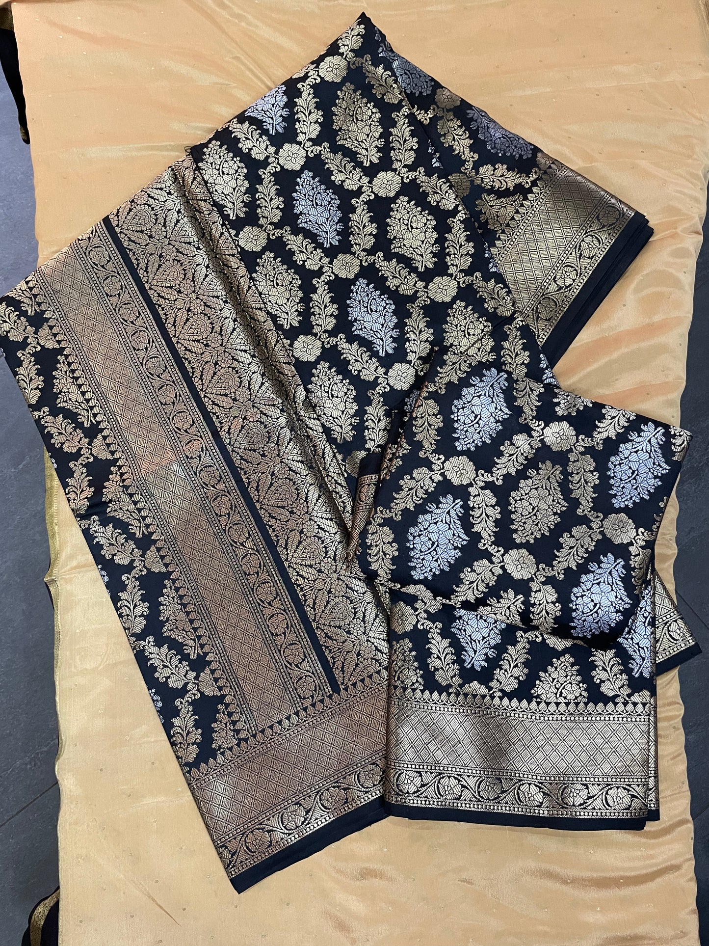Banarasi semi katan saree with zari
